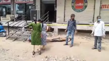 అమీర్‌పేట: నాంపల్లి పబ్లిక్ గార్డెన్ రోడ్డులో అనుమానాస్పద స్థితిలో వ్యక్తి మృతి, దర్యాప్తు చేస్తున్న పోలీసులు