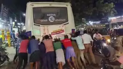 சங்கரன்கோயில்: சங்கரன்கோவில் சாலையில் பழுதாகி நின்ற அரசு பேருந்து தள்ளி சென்ற பொதுமக்கள் சமூக வலைதளங்களில் வைரலாகும் வீடியோ