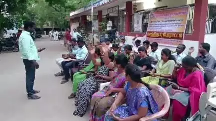 துறையூர்: துறையூர் வட்டாட்சியர்  அலுவலகத்தில் தமிழ்நாடு வருவாய்துறை கிராம உதவியாளர் சங்கம் காத்திருக்கு போராட்டம் #localissue