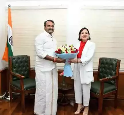India Invites Chile to #WAVES2025: Union Minister of State Dr. L. Murugan meets Chilean Minister Carolina Arredondo during President Gabriel Boric Font’s visit

#WAVESIndia #WAVESummit