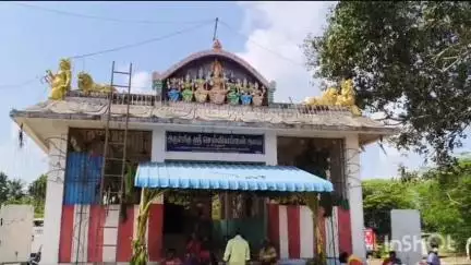 குத்தாலம்: கீரனூரில் பங்குனி உற்சவத்தை முன்னிட்டு அய்யனார் கோவிலின் தேரினை தலையில் சுமந்து கிராம மக்கள் வினோத வழிபாடு