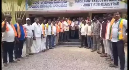 కమలాపూర్: రేషన్ షాప్ ల వద్ద ప్లెక్సీలలో ప్రధాని నరేంద్ర మోడీ ఫోటో లేదని కమలాపూర్ తాసిల్దార్ కి వినతి పత్రం అందజేసిన బిజెపి నాయకులు