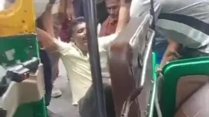 ತಿಪಟೂರು: ಮಾದಿಹಳ್ಳಿ ಬಳ್ಳಿ ಆಟೋ ಕಾರುಡಿಕಿ ತಪ್ಪಿದ ಭಾರಿ ಅನಾಹುತ