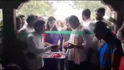 రామడుగు: వెదిర గ్రామంలో జిల్లా కలెక్టర్‌తో కలిసి సన్న బియ్యం పంపిణీ కార్యక్రమాన్ని ప్రారంభించిన ఎమ్మెల్యే మేడిపల్లి సత్యం
