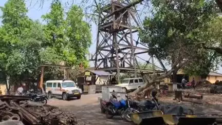 অন্ডাল: অন্ডালের কাজোড়া এলাকায় সেন্ট্রাল কাজোড়া কলোনিতে খনিতে বিস্ফোরণের জন্য বারুদ পরিবহন করা হচ্ছে অ্যাম্বুলেন্সে