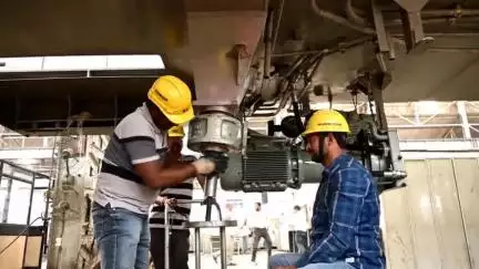 🚆बनारस रेल इंजन कारखाना के समर्पित कर्मचारियों के अथक परिश्रम और उत्कृष्ट कौशल से तैयार हो रहे शक्तिशाली रेल इंजन ! 

📷बरेका भारतीय रेल को नई ऊंचाइयों तक ले जा रही है। 🚂🇮🇳  

#IndianRailways