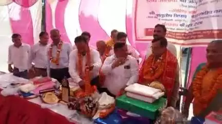 सिकंदरा जूनियर स्कूल में सेवानिवृत्त तीन शिक्षकों की प्रतीक चिन्ह  भेंट कर भव्य विदाई समारोह कार्यक्रम आयोजित किया गया
