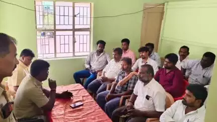 செஞ்சி: செஞ்சி காவல் நிலையத்தில் வணிகர்களுக்கு விழிப்புணர்வு கூட்டம் நடைபெற்றது