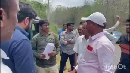 ನರಸಿಂಹರಾಜಪುರ: ಅಳೆಹಳ್ಳಿ ಗ್ರಾಮದಲ್ಲಿ ಭದ್ರಾ ವನ್ಯಜೀವಿ ಸಿಬ್ಬಂದಿಗೆ ತರಾಟೆ ತೆಗೆದುಕೊಂಡ ನಾಗರೀಕ ಹಿತರಕ್ಷಣಾ ಸಮಿತಿ ಸದಸ್ಯರು
