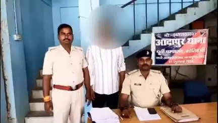 आदापुर: थानाध्यक्ष धर्मवीर कुमार चौधरी के नेतृत्व में 20 हजार के हत्याकांड के ईनामी अपराधी को भावनपुर से किया गिरफ्तार