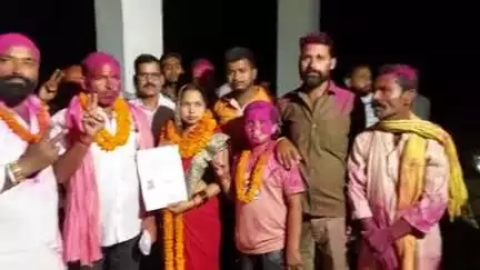 माधोपुर पंचायत के नि:वर्तमान पैक्स अध्यक्ष मनोज सिंह की पत्नी सुमन कुमारी 33  मतों से विजयी