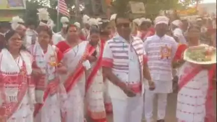 बेरो: सरहुल के अवसर पर विभिन्न गांवों का जुलूस बेड़ो प्रखंड मुख्यालय पहुंचा