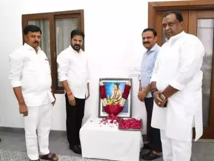 జుక్కల్: సర్వాయి పాపన్న గౌడ్‌కు ఘన నివాళులు అర్పించిన జుక్కల్ ఎమ్మెల్యే