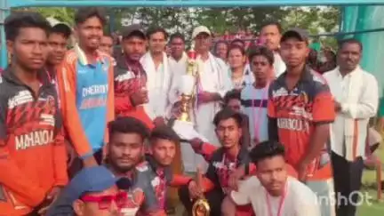 ଝରିଗାଁ: ବରାଗୁଡାରେ ବିପିଏଲ କ୍ରିକେଟ ଟୁର୍ଣ୍ଣାମେଣ୍ଟରେ ଯୋଗଦେଲେ ପୂର୍ବତନ ସାଂସଦ