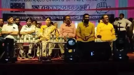 কালিয়াচক ৩: বৈষ্ণবনগর ফুটবল খেলার মাঠে অনুষ্ঠিত সাংস্কৃতিক অনুষ্ঠানে উপস্থিত জেলা পরিষদের সভাধিপতি