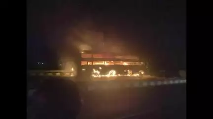 पिपरा कोठी ओवर ब्रिज पर बस में लगा आग लगभग 10 बजे बुधवार रात पता चला है के किसी को भी कुछ है हुआ है
