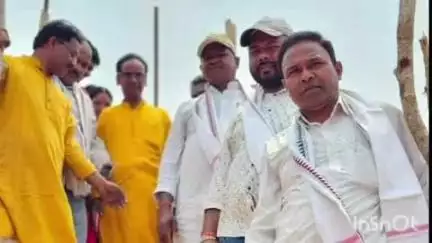 ଝରିଗାଁ: ସନ୍ଧିମୁଣ୍ଡା ରେ ମା ଠାକୁରାଣୀ ଙ୍କ ନୂତନ ମନ୍ଦିର ପ୍ରତିଷ୍ଠା କାର୍ଯ୍ୟକ୍ରମ ରେ ଯୋଗଦେଲେ ପୂର୍ବତନ ସାଂସଦ
