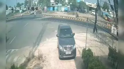 சின்ன சேலம்: மூங்கில்பாடி தேசிய நெடுஞ்சாலையில் இருசக்கர வாகனம் மீது கார் மோதி விபத்தின் சிசிடிவி காட்சிகள் வெளியீடு
