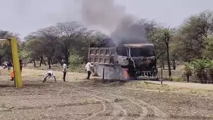 खड़े ट्रक मै लगी आग, बुझाने का प्रयास किया,मगर देखते देखते ट्रक जलकर राख हो गया #मंदसौर #समाचार #वायरल