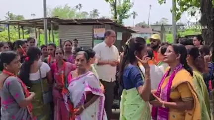 পূব যোৰহাট: গড়মূৰত সাংসদ কামাখ্যা প্ৰসাদ তাছাৰ নিৰ্বাচনী প্ৰচাৰ , প্ৰচাৰ চলাই ৯ নং গড়মূৰ জিলা পৰিষদৰ প্ৰাৰ্থী অঞ্জলি কোঁৱৰৰ হৈ