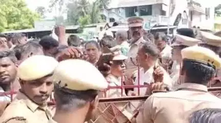 குறிஞ்சிப்பாடி: குள்ளஞ்சாவடி காவல் நிலையத்தை பாமக தலைமையில் கிராம மக்கள் முற்றுகையிட்டு போராட்டத்தால் பரபரப்பு