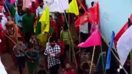 डिंडोरी - शाहपुरा ग्राम डुकरी गांव में पंचकुटी रुद्र महा यज्ञ का कलश यात्रा में शामिल महाराज  साधु नागा ।