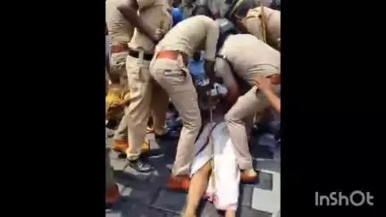 പൊന്നാനി: ചമ്രവട്ടത്ത് നിന്ന് പുഴമ്പ്രത്തേക്ക് പ്രവര്‍ത്തനം മാറ്റിയ ബീവറേജസ് ഔട്ട്ലെറ്റിന് മുന്നിൽ ഇന്നും പ്രതിഷേധം
