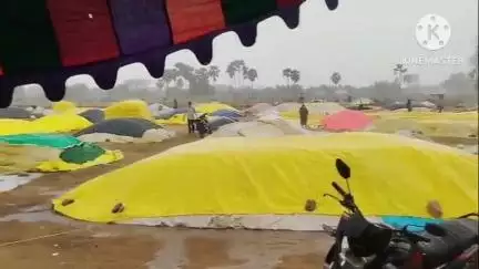 మరిపెడ: మండలంలో భారీ వర్షం, కొనుగోలు కేంద్రాల్లో తడిసిన ధాన్యం, తీవ్ర ఇబ్బందులు పడుతున్న రైతులు