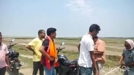 দক্ষিণ শালমাৰা: জিলা বিজেপি এটা সজাতি দলে নিছিনপুৰৰ নিৰ্মিয়মান নদী বান্ধ পৰিদৰ্শন কৰি বান্ধ কমিটীৰ সৈতে মত বিনিময় কৰে
