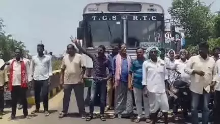 మాచారెడ్డి: ధాన్యాన్ని తూకం వేయాలని కోరుతూ మాచారెడ్డి మండల కేంద్రంలో నిరసన వ్యక్తం చేసిన రైతులు
