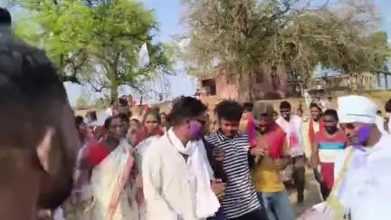 चंदवा.माल्हन पंचायत के मुखिया नें गांव का पारंपरिक सरहुल पर्व में भाग ले पर्व का आनंद उठाए