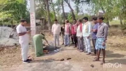 पिपरा: खड़गपुर पंचायत की मुखिया काजल कुमारी ने चिरैली उर्फ गिद्दी गांव में पीसीसी सड़क का शिलान्यास किया