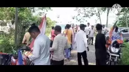 শদিয়া: শদিয়া সমষ্টিৰ গাখীৰভেটী পঞ্চায়তত বিজেপি দলৰ 

মটৰ চাইকেলেৰে সমদল কৰি অন্তিম নিৰ্বাচনী প্ৰচাৰ