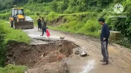 चौखुटिया: सुनगढ़ी मोटर मार्ग के एक वर्ष से क्षतिग्रस्त होने पर गेवाड़ विकास समिति ने डीएम से की शिकायत, आंदोलन की दी चेतावनी