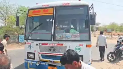खींवसर: खींवसर बस स्टैंड पर रोड़वेज ने बाइक को मारी टक्कर, बाइक सवार पति की मौत, पत्नी घायल