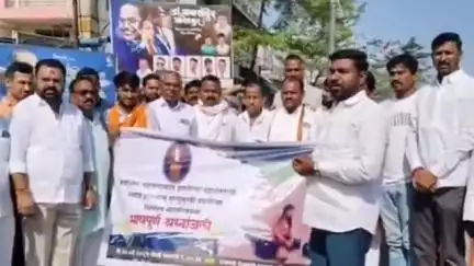 वडवणी: शहरातील छत्रपती शिवाजी महाराज चौकात पहलगाम हल्ल्याचा निषेध करत नागरिकांनी श्रद्धांजली अर्पण केले