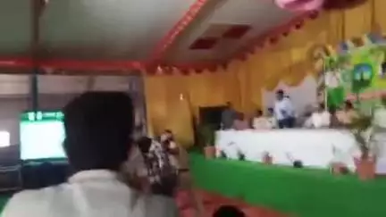 చింతలపాలెం: చింతలాపాలెంలో కలెక్టర్ ఎదుటే రైతు ఆత్మహత్యాయత్నం