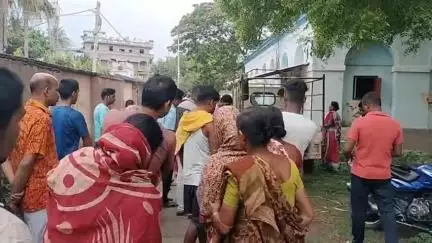 খড়গ্রাম: বড়ার গ্রামে গলায় ফাঁস লাগিয়ে আত্মঘাতী এক যুবক, চাকরি জন্য আত্মঘাতী বলে বলে অনুমান মৃতের পরিবারের