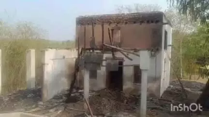 जसवां: कांग्रेस नेता सुरेंद्र मनकोटिया ने भड़ोली जदीद में एक व्यक्ति के घर में आग लगने से जली गौशाला का किया निरीक्षण
