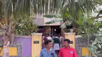 மரக்காணம்: கொள்ளுமேடு கிராமத்தில் விவசாயி வீட்டில் பூட்டை உடைத்து 10  சவரன் நகை இரண்டு  லட்சம் பணம் கொள்ளை போலீசார் விசாரணை