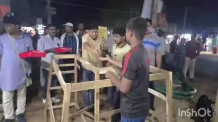 সীমলাপাল: দীঘায় জগন্নাথধাম প্রতিষ্ঠার জন্য সিমলাপাল বাজারের ব্যবসায়ী থেকে পথ চলতি মানুষজনদের মিষ্টিমুখ করালেন তালডাংরার বিধায়ক