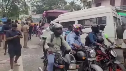 கல்குளம்: குமாரகோவில் விலக்கு பகுதியில் சுற்றுலா வாகனங்கள் நேருக்கு நேர் மோதிய விபத்தில் 10 க்கும் மேற்பட்டோர் படுகாயம்