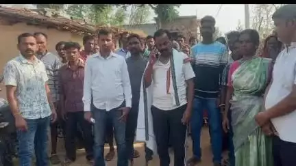लावालौंग: विधायक जनार्दन पासवान ने डाहा गांव का दौरा किया, ग्रामीणों की समस्याओं को सुना