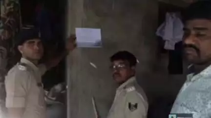 मुरलीगंज: न्यायालय के आदेश पर मुरलीगंज पुलिस ने वांछित अभियुक्तों के घर इश्तेहार चस्पा किया