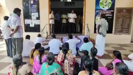 துறையூர்: நகராட்சி வருவாய் ஆய்வாளரை கண்டித்து துறையூர் நகராட்சி அலுவலகத்தை முற்றுகையிட்டு போராட்டம்