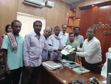 ବେଗୁନିଆ: କାର୍ଯ୍ୟାଳୟରେ ବୋଲଗଡ଼ ତହସିଲଦାରଙ୍କୁ ମୋ ଜଙ୍ଗଲ ଜମି ଅଧିକାର ଆଇନ ଯୋଜନାରେ ଦସ୍ତାବିଜ ପ୍ରଦାନ କଲେ ଗ୍ରାମବାସୀ
