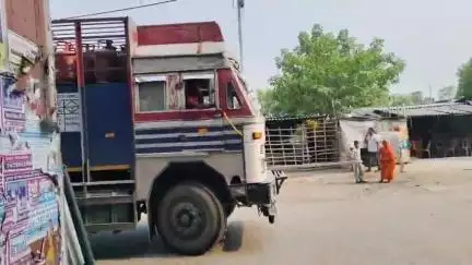 कोईलवर: गीधा अंडरपास में पुलिस द्वारा जब्त बालू लदे ट्रक और ट्रैक्टर के खड़े होने से आवागमन में हो रही परेशानी #jansamasya