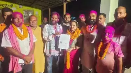 तरैया: माधोपुर पैक्स अध्यक्ष पद पर सुमन देवी ने जीत दर्ज की, बीडीओ ने सौंपा प्रमाण पत्र
