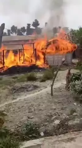 gaighat ke pat Sharma main Aag lagne se ghar jalkar rakh
