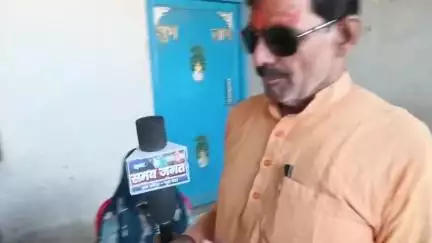 जनपद चित्रकूट के थाना राजापुर अंतर्गत ग्राम पंचायत महुआ गांव मजरा उत्तमपुर पिता का अंतिम संस्कार का क्रिया में बैठा बेटा